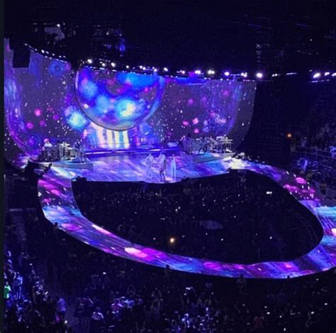 sweetener world tour stage.